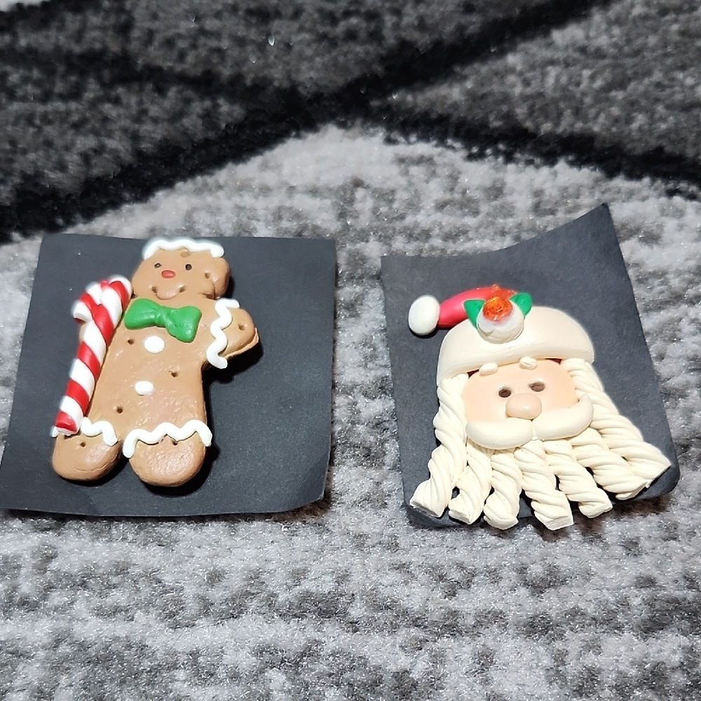 VINTAGE HANDCRAFTED GINGERBREAD MAN & SANTA CLAUS BROOCH PIN